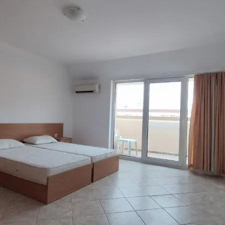 Apartament уютен с паркинг и басейн